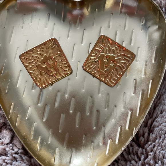 Anne Klein lion heads earrings gold tone 1980’s pierced earrings square,W/ Box! - Picture 2 of 4